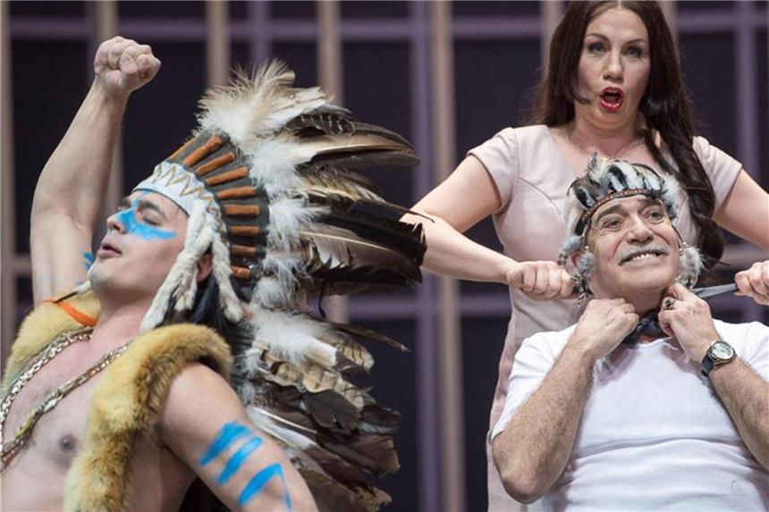 Opernklassiker „Don Pasquale“ in Stuttgart gefeiert Ioan Hotea als Ernesto (l-r), Ana Durlovski als Norina und Enzo Capuano als Don Pasquale in Stuttgart. Foto: Sebastian Gollnow