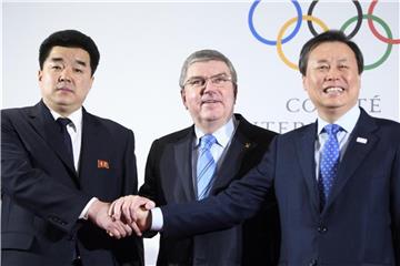IOC-Präsident Thomas Bach (M) und die beiden Vertreter aus Nord- und Südkorea. Foto: Laurent Gillieron