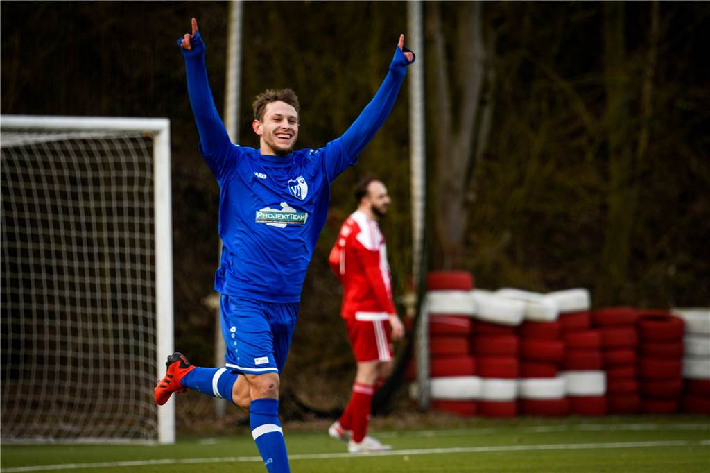 VfL Schwerte trotzt der Westfalenliga-Verstärkung und sammelt ganz wichtige Zähler Ion Samardac bejubelt das 2:1 für den VfL Schwerte.