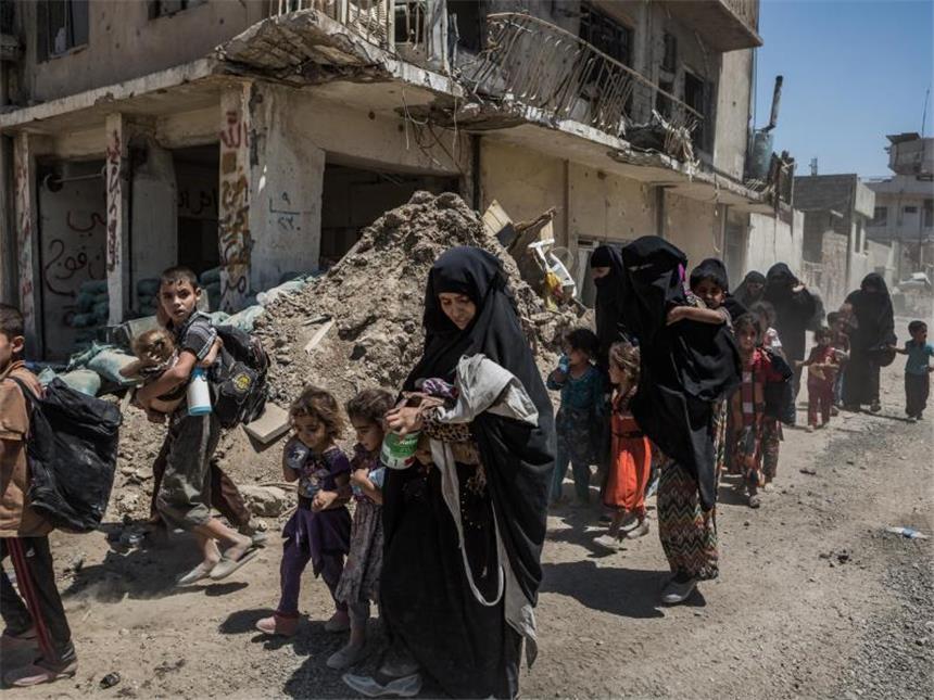 Irakische Armee kämpft weiter gegen IS nahe Mossul Iraker fliehen aus der Altstadt von Mossul. Foto: Andrea DiCenzo