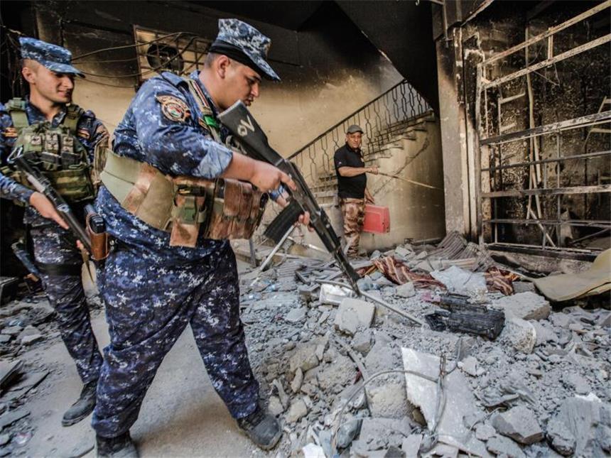 Offensiven gegen die IS-Terrormiliz Irakische Polizisten suchen nach Sprengkörpern, die vom sogennanten Islamischen Staat gelegt wurden. Foto: Yusuke Suzuki