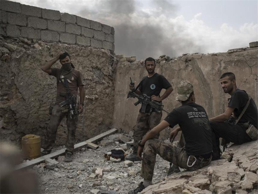 Irakische Soldaten nahe der Front in Mossul. Foto: Felipe Dana