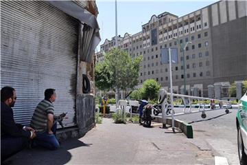 Iranische Sicherheitskräfte gehen vor dem Parlament in Teheran in Stellung. Acht der Angreifer sind wegen des Angriffs im vergangenen Jahr hingerichtet worden. Foto: Omid Vahabzadeh/Fars News Agency/AP/Archiv