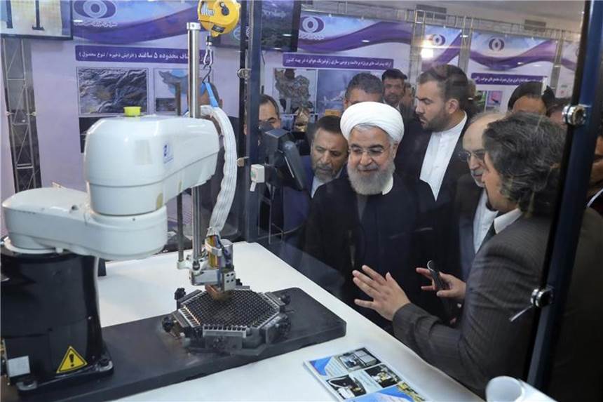 Atomenergiebehörde: Iran hält sich weiter an Atomabkommen Irans Präsident Hassan Ruhani (M.) lässt sich neue Entwicklungen in der Atomenergie im Rahmen des „Nationalen Atomtags“ erklären. Foto: Iranian Presidency Office/AP