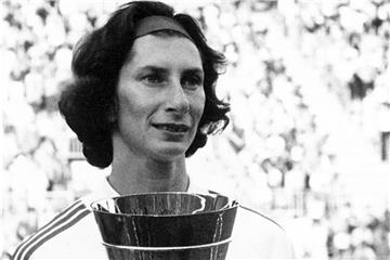 Irena Szewinska mit dem Weltpokal für die Europa-Damenmannschaft. Die ehemalige Top-Athletin starb im Alter von 72 Jahren in Warschau. Foto (1977) Foto: -
