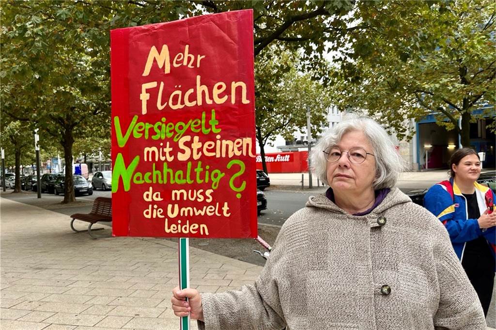 Irene Feldhaus (67) beschwert sich vor allem über zu hohe Hecken an der Sonnenstraße. Gerade ältere Damen hätten nun abends Angst, dort entlangzugehen, weil sie Gefahren hinter den Hecken befürchten.