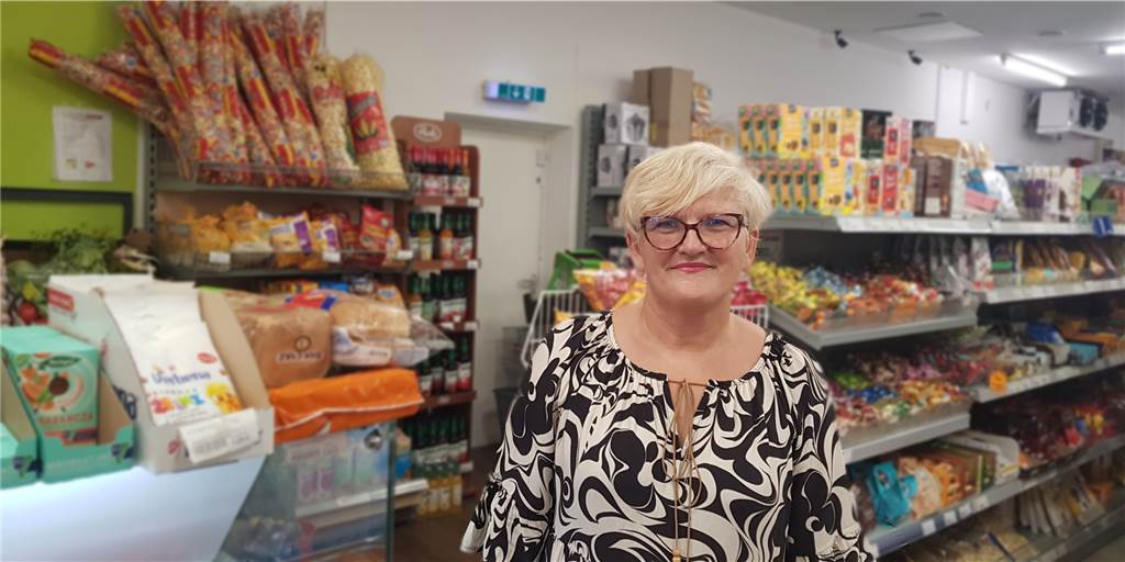 Irene Surma vom Polmarkt in der Castrop-Rauxeler Altstadt. Im Hintergrund sieht man Regale voll polnischer Waren.
