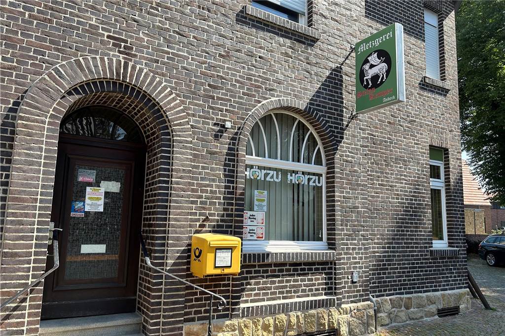 Eine Asbecker Familiengeschichte: Der Erfolg der Metzgerei Kemper Eingang zur Metzgerei und zum dazugehörigen Laden.