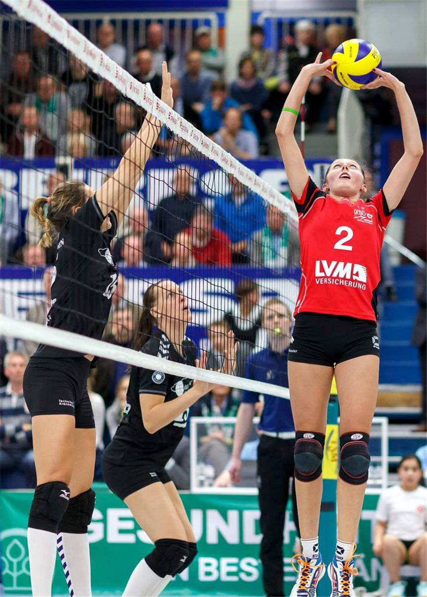 Bürings Vorahnung bestätigt sich schmerzlich Irina Kemmsies (r.) bekam von Trainer Axel Büring ein Lob. Verhindern konnte die Zuspielerin das 1:3 gegen Wiesbaden mit Regina Mapeli Burchardt (M.) und Jennifer Pettke aber auch nicht.