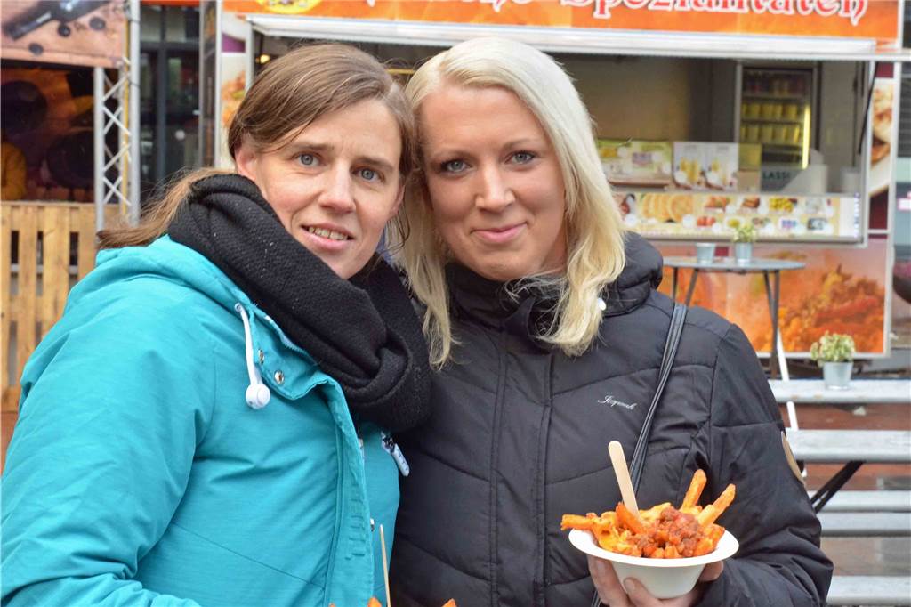 Daumen hoch: Trotz Kälte lockten Street-Food und Musik auf den Lüner Marktplatz Iris Bergholz (l.) und Michaela Groß (r.) lobten das 1. Lüner Street Festival: "Es ist mal etwas anderes." Beide fanden ihre Portionen Pommes mit Chili und Cheese lecker.