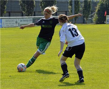 Iris Börsting (l.) steht derzeit mit Union Wessum an der Tabellenspitze der Bezirksliga 6.