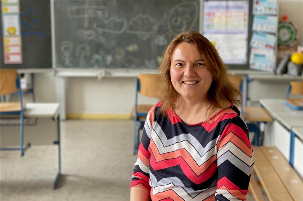Schulsozialarbeiter sorgen sich um Fortbestand Iris Lüken in einem Klassenraum