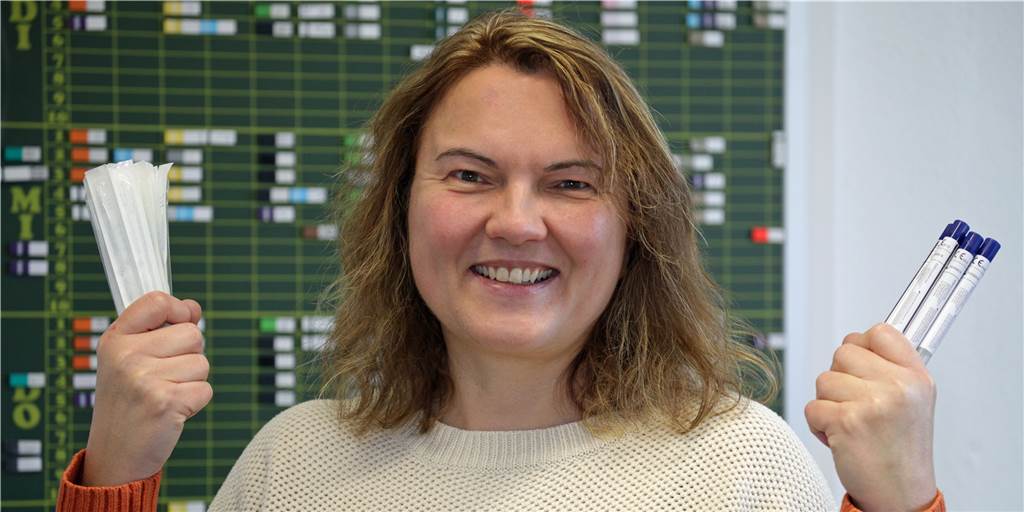 Lüner Grundschul-Leiterin: „Besonders jüngere Schüler haben gelitten“ Iris Lüken (Osterfeldschule) mit Schnelltests: Viel mussten die Schüler in den vergangenen beiden Schuljahren mitmachen.