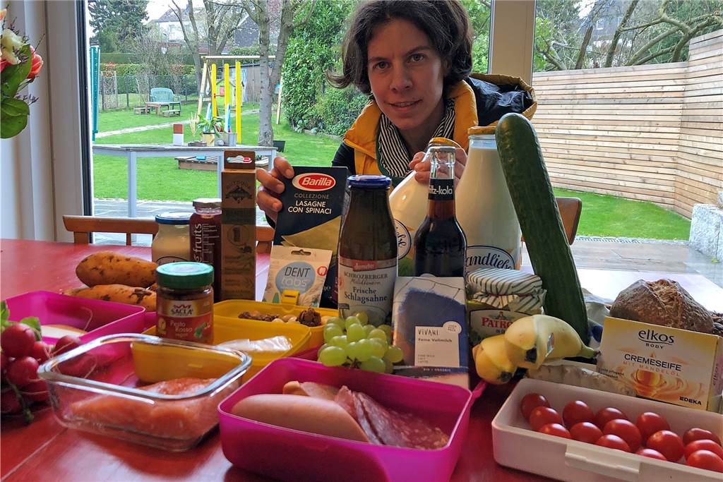 Plastikmüll vermeiden: So schafft man das – Läden, Tipps und Tricks zum Unverpackt-Einkauf Iris Müller päsentiert die Beute des plastikfreien Einkaufs in Castrop-Rauxel.