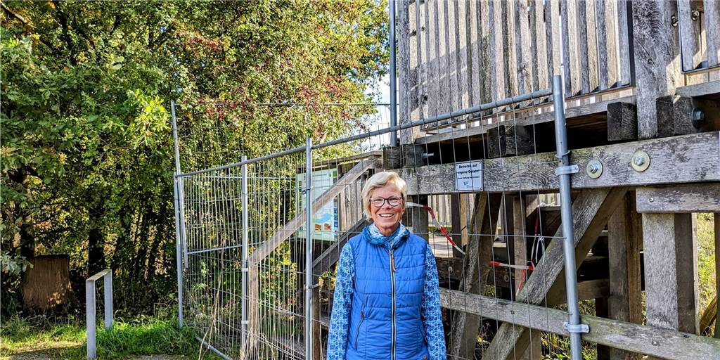 Hinter Gittern: Aussichtspunkte in beliebtem Naturschutzgebiet in Dorsten dicht Frau vor Gitter.