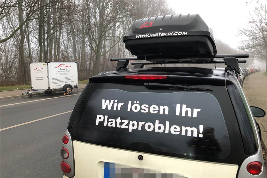 Werbefahrzeuge blockieren Parkplätze: Das sagt die Stadt Lünen Ironie: Dieser Werbe-Pkw mit der Aufschrift "Wir lösen ihr Platzproblem!" tut das genaue Gegenteil - und blockiert seit Wochen einen Parkplatz an der Konrad-Adenauer-Straße in Lünen.