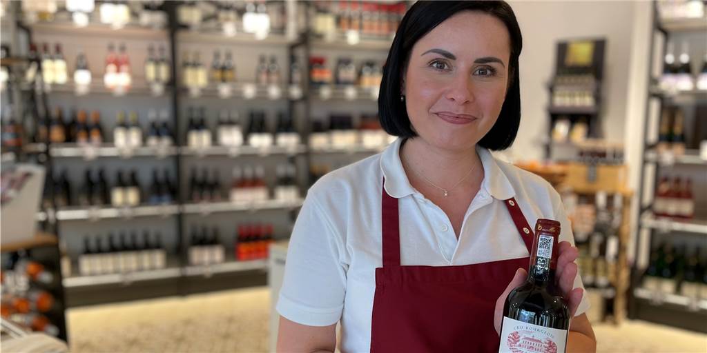 Französische Weine: Wein-Verkostungen in Dortmund an neuem Standort Iryna Lyshtva, Inhaberin von "Weinverkauf Uecker", in ihrem Geschäft in Lütgendortmund