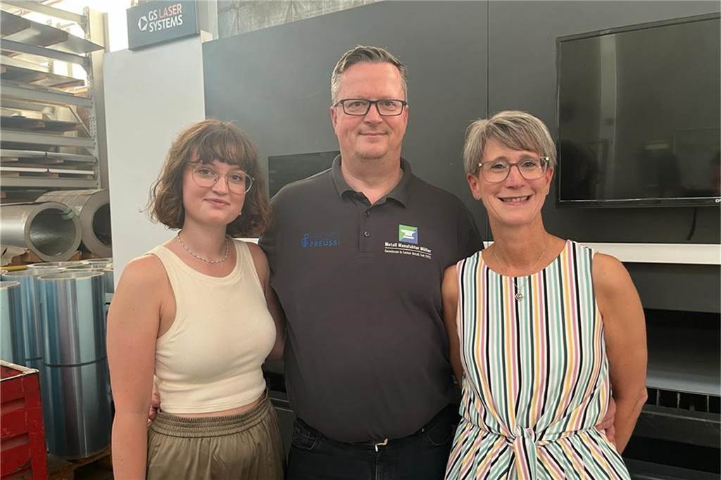 Firma August Preuss feiert 100-jähriges Bestehen Isabel, Christian und Kirsten Müller stehen vor dem hochmodernen Laser in der Produktionshalle der Firma August Preuss.