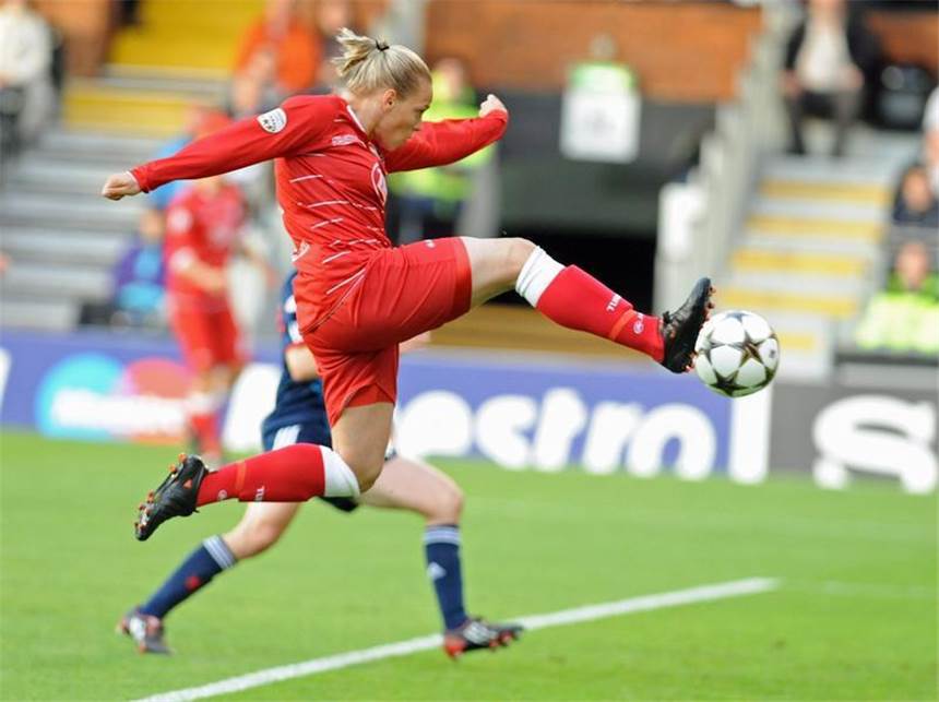 Potsdams Frauen verpassen Champions-League-Krone Isabel Kerchowski versucht mit einem Volleyschuss das Tor von Lyon zu gefährden.