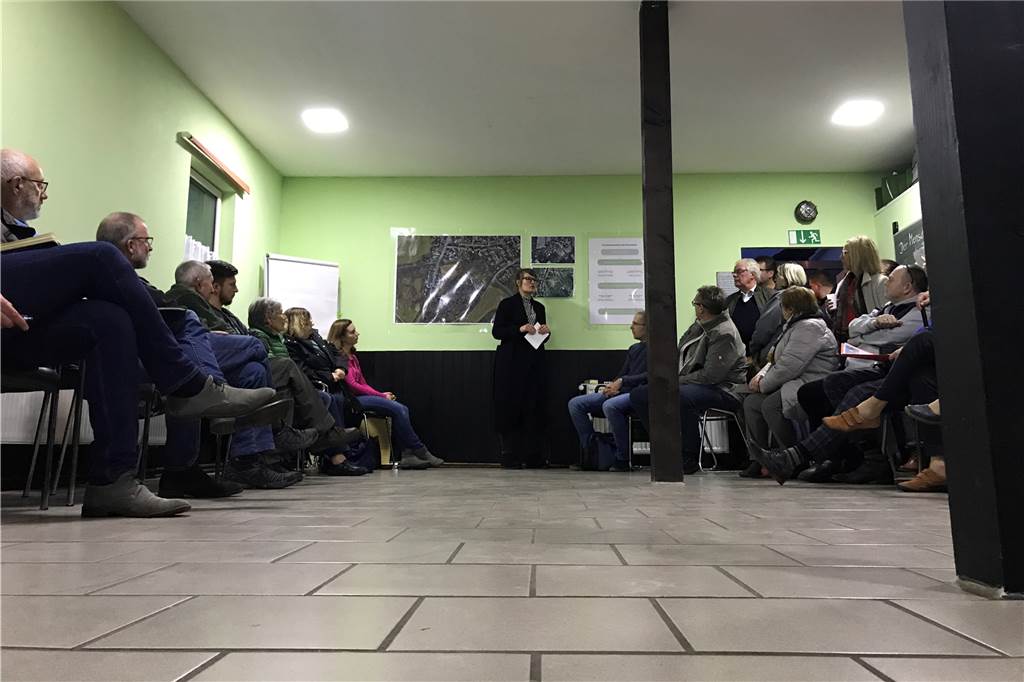 Nach Anwohner-Ärger: Diese Verabredungen trifft die Stadt fürs geplante Dingener Baugebiet Isabel Rojo Pulido erklärt den Dingenern im Vereinsheim der Hundeschule am ehemaligen Sportplatz, wie das Verfahren rund um das Neubaugebiet auf dem Gelände von Schacht 3/4 der Zeche Graf Schwerin laufen wird.