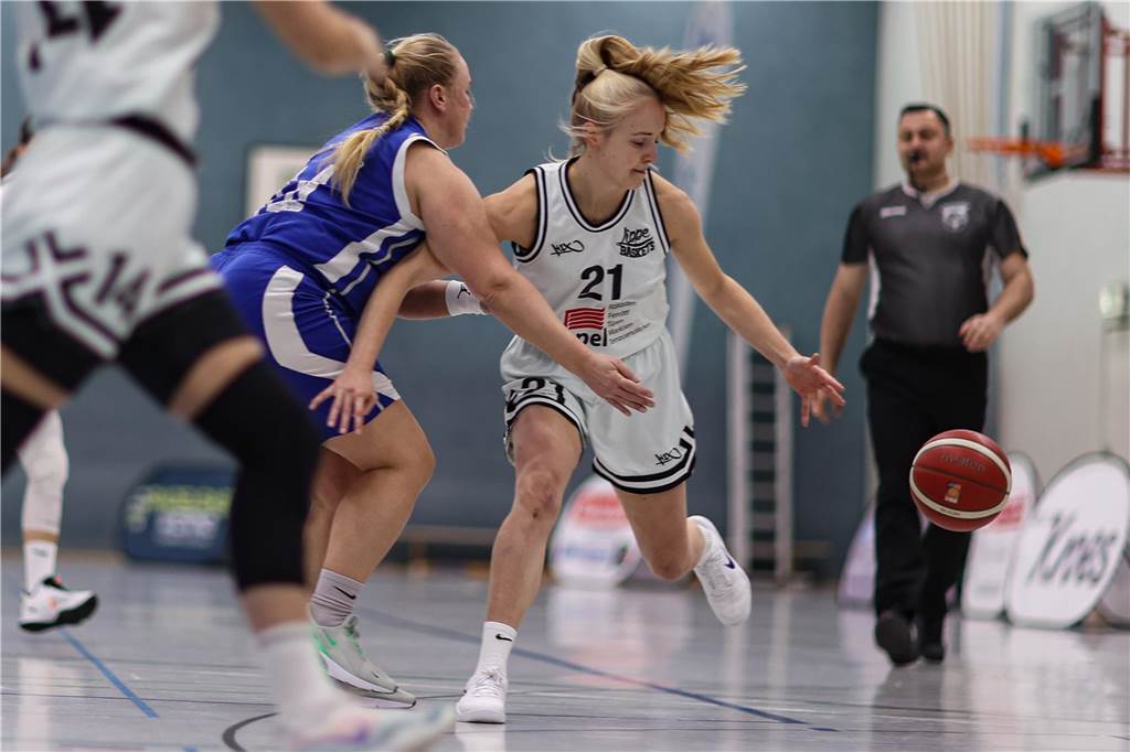 Isabell Michalski von den LippeBaskets erwartet Entscheidungsspiel Isabell Michalski wartet auf den Ball.