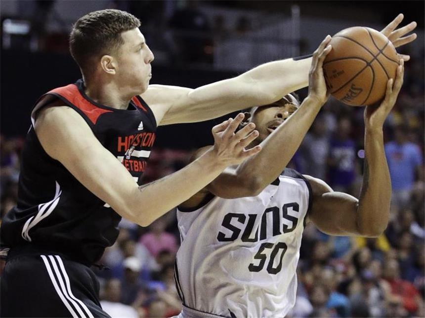Basketball-Talent Hartenstein kämpft um Platz in der NBA Isaiah Hartenstein (l) spielt in der NBA für die Houston Rockets. Foto: John Locher