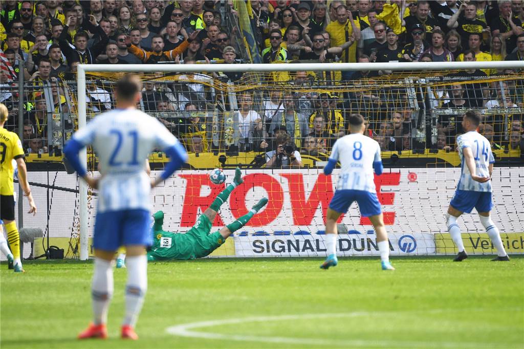 „Ein großes Kapitel meiner Karriere“: Bürki erlebt berührenden BVB-Abschied Ishak Belfodil (r.) traf gegen Roman Bürki per Elfmeter zur Berliner Führung in Dortmund.