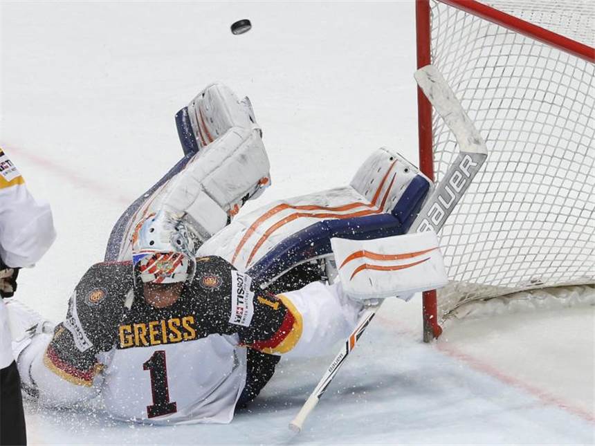 Islanders siegen dank deutschem Duo - Edmonton verliert Islanders-Torhüter Thomas Greiss wehrte 33 Schüsse ab. Foto: Sergei Ilnitsky