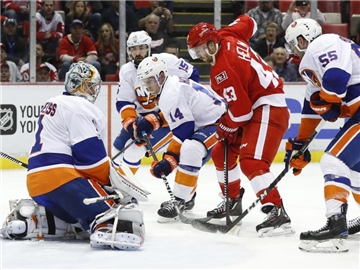 Islanders-Torwart Thomas Greiss (l) ließ sich in Detroit nur einmal bezwingen. Foto: Paul Sancya