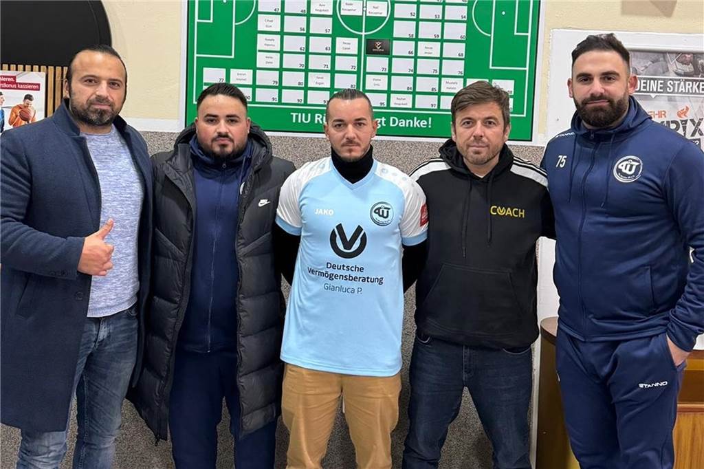TIU Rünthe präsentiert sechsten Neuzugang: „Er wird uns noch mehr Stabilität bringen“ Ismail Oturak (M.) verstärkt TIU Rünthe mit Trainer Nail Kocapinar (2.v.l.).