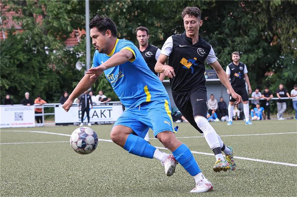 Nächster Neuzugang verlässt SG Gahmen noch vor Saisonbeginn Uysal legt sich den tickenden Ball vor.