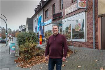 Ismet Ilgün ist in Deusen der einzige Anbieter von Lebensmitteln. Außerdem betreibt er den einzigen Imbiss im Ortsteil.