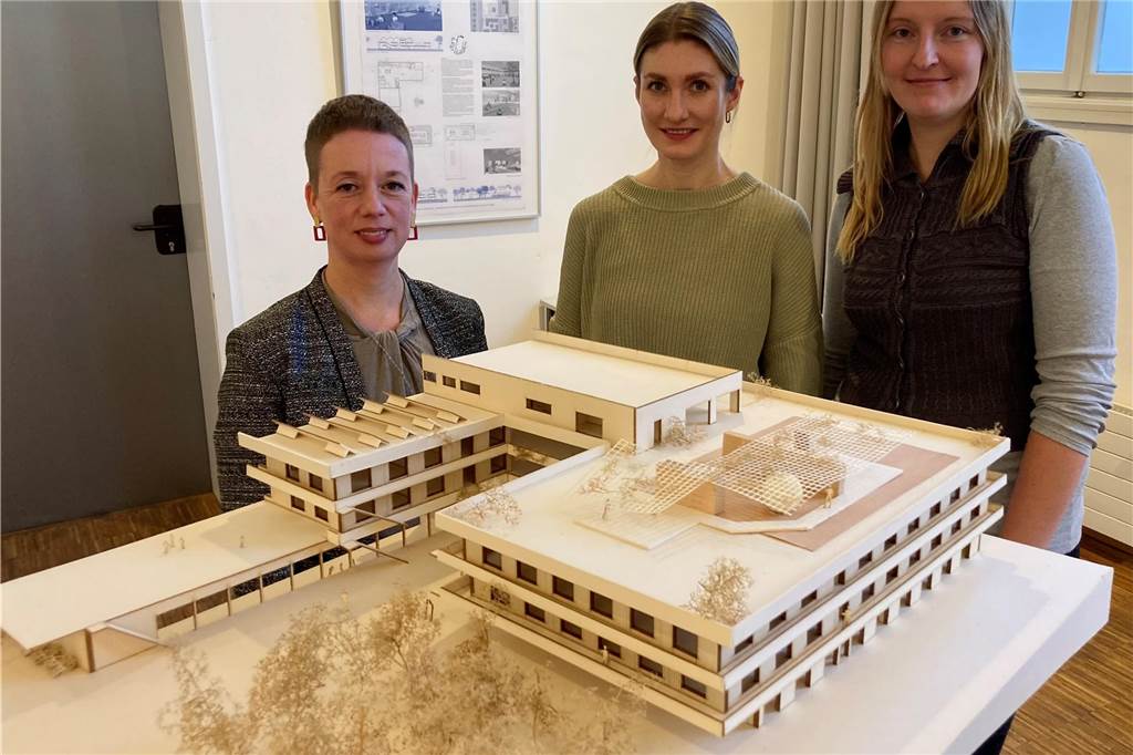 Isolde Parussel, Leiterin des Hoesch-Museums (l.), präsentiert zusammen mit Daniela Lüllmann und Linda Zimmer vom Fachbereich Liegenschaften der Stadt Dortmund einen Entwurf von Studierenden der FH Dortmund für den Schulneubau.