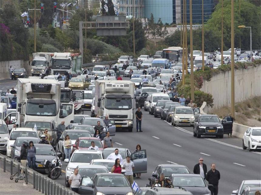 Holocaust-Gedenktag in Israel: Gabriel erinnert an die Opfer Israelis gedenken in Tel Aviv der Ermordung von sechs Millionen Juden durch die Nationalsozialisten während des Zweiten Weltkrieges. Foto: Sebastian Scheiner