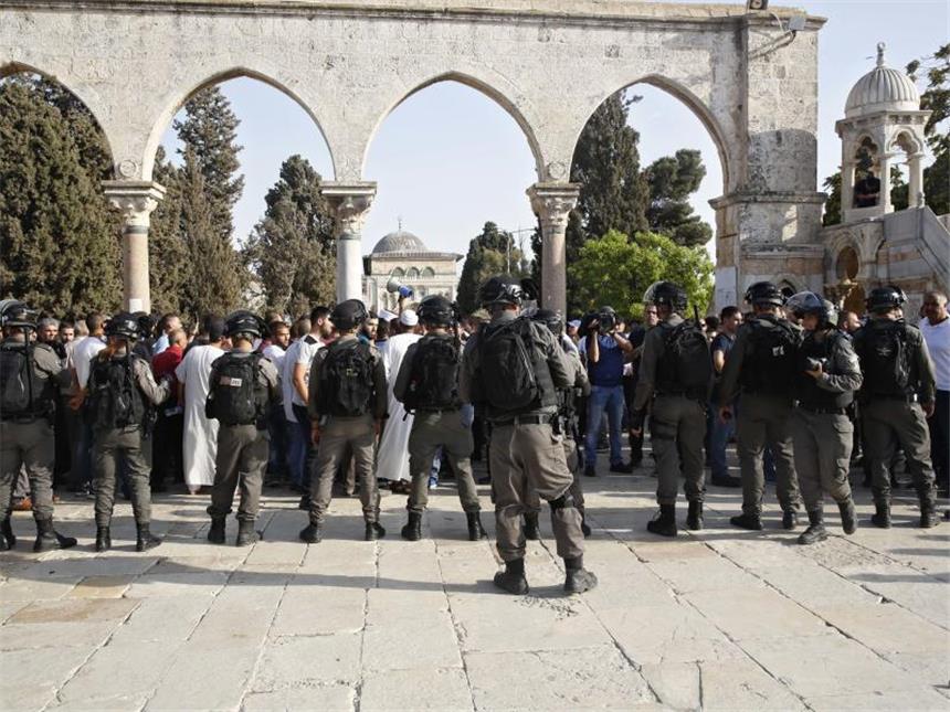 Schwere Zusammenstöße auf dem Tempelberg trotz Einigung Israelische Grenzpolizisten auf dem Innenhof der Al-Aksa-Moschee in Jerusalem. Ungeachtet einer Einigung in der Tempelberg-Krise ist es erneut zu heftigen Konfrontationen auf dem Gelände der heiligen Stätte gekommen. Foto: Mahmoud Illean