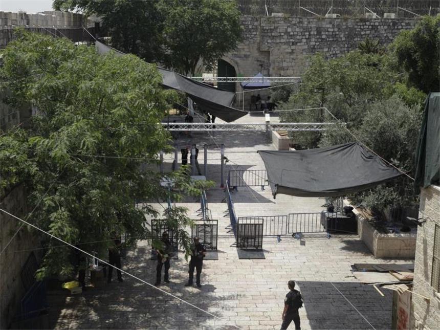 Schwere Zusammenstöße auf dem Tempelberg trotz Einigung Israelische Grenzpolizisten bewachen am Tempelberg in Jerusalem den Eingang zur al-Aqsa-Moschee. Foto: Mahmoud Illean