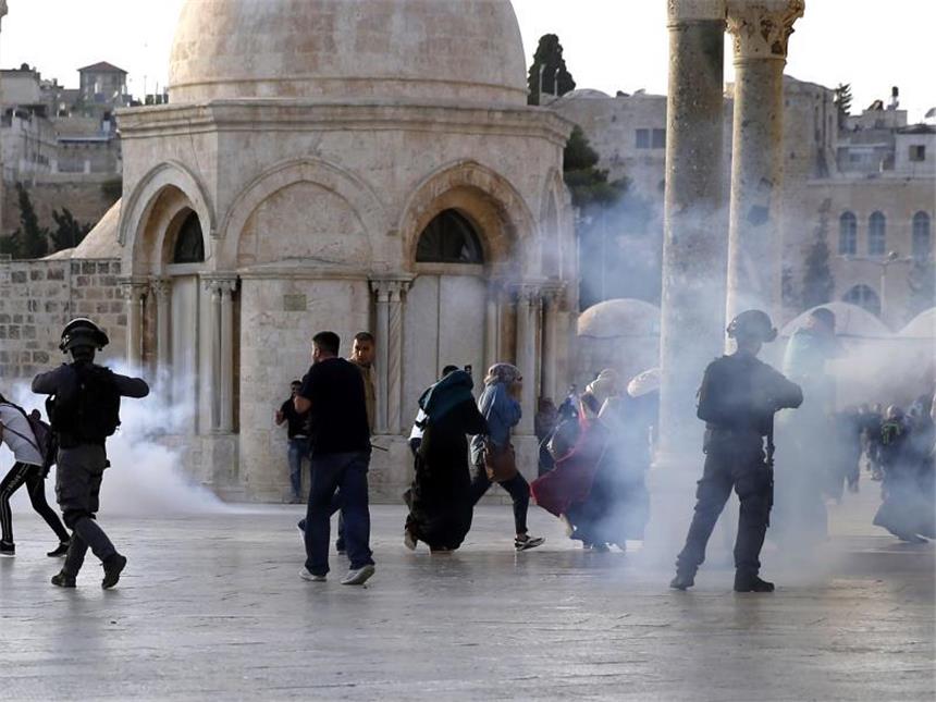 Schwere Zusammenstöße auf dem Tempelberg trotz Einigung Israelische Grenzpolizisten feuern bei Auseinandersetzungen auf dem Tempelberg Tränengas im Innenhof der Al-Aksa-Moschee ab. Dutzende Palästinenser sollen bei Zusammenstößen mit israelischen Polizisten verletzt worden sein. Foto: Mahmoud Illean