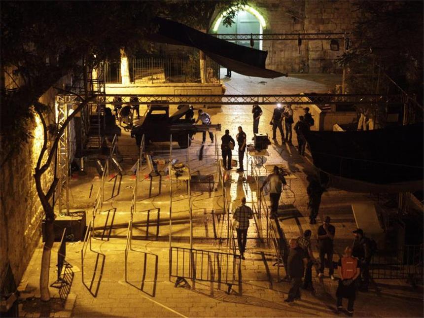 Tempelberg-Krise: Israel baut Metalldetektoren wieder ab Israelische Polizisten entfernen vor der Al-Aksa-Moschee in der Jerusalemer Altstadt die Metalldetektoren. Foto: Mahmoud Illean
