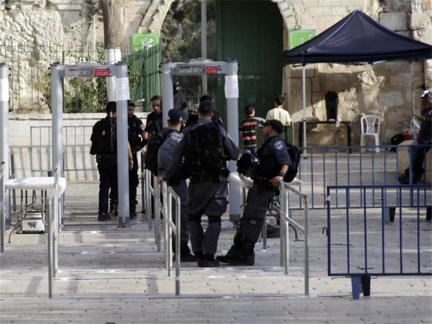 Tempelberg-Krise: Israel baut Metalldetektoren wieder ab Israelische Polizisten stehen an einer Sicherheitsschranke außerhalb der Al-Aksa-Moschee. Foto: Mahmoud Illean