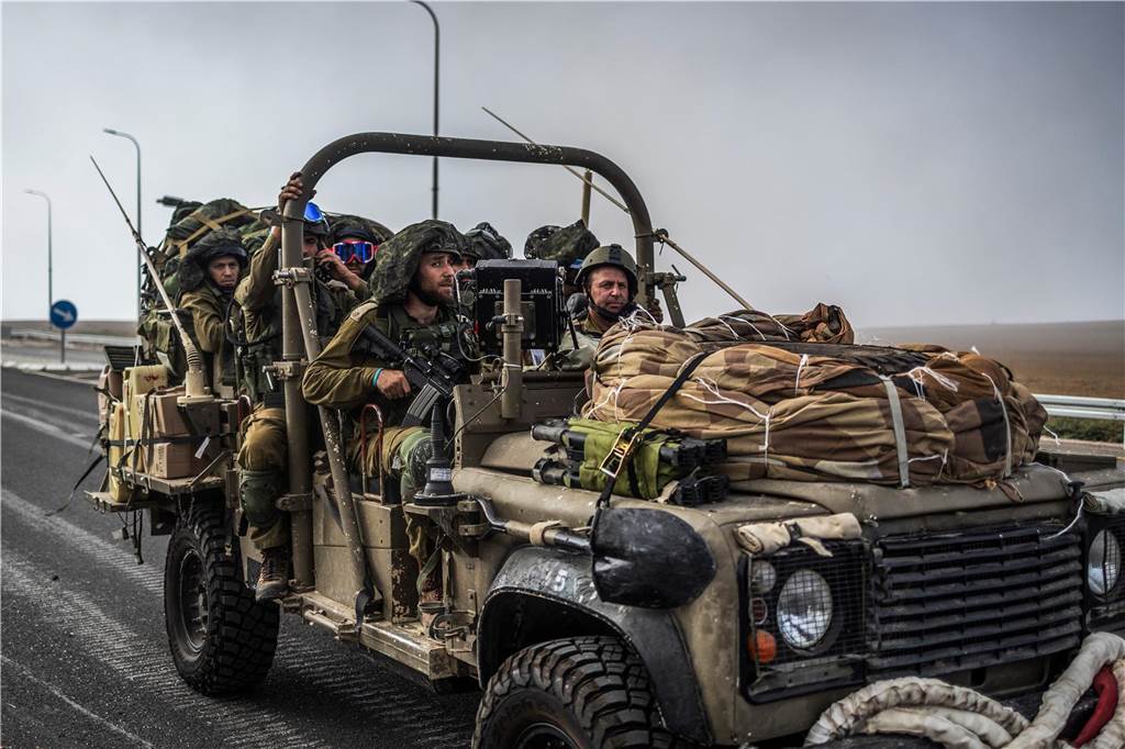 Jugendliche warten in Israel: Besorgte Eltern bekamen keine Infos Israelische Soldaten sitzen in einem Militärfahrzeug. Nach den überraschenden Großangriffen militanter Palästinenser in der Nacht zum 8.10.23 hat Israels Ministerpräsident Netanjahu am Sonntag den Kriegszustand ausgerufen.