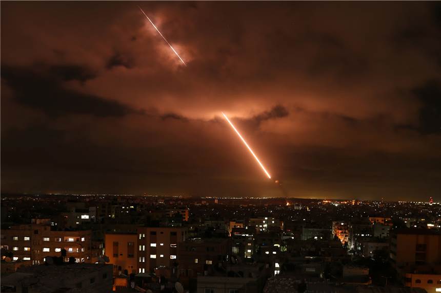Bedrohung durch Russland: Braucht Deutschland wirklich einen Raketenschutzschild? Israels Iron-Dome-Raketenabwehrsystem fängt Raketen ab, die aus dem Gazastreifen in Richtung Israel abgefeuert werden, gesehen vom Gazastreifen aus.