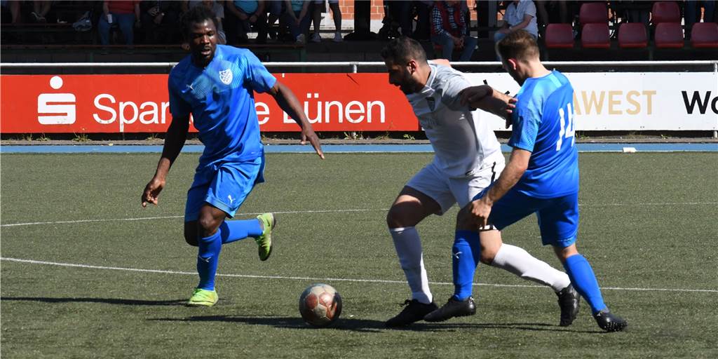 BW Alstedde schießt sich mit Derbysieg zum Klassenerhalt – Hoffnung beim BV Brambauer schwindet Issaka Aruna (l.) gehörte bei BW Alstedde zu den auffälligsten Spielern im Duell mit Kassim Hammoud (M.) und dem BV Brambauer.