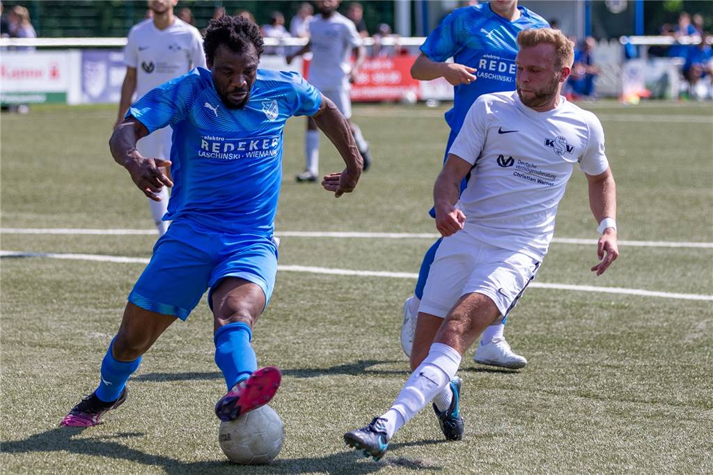 Lünens Top-5-Mittelfeldspieler der Hinrunde Issaka Aruna (l.) spult auch mit 39 Jahren noch ein enormes Pensum ab.