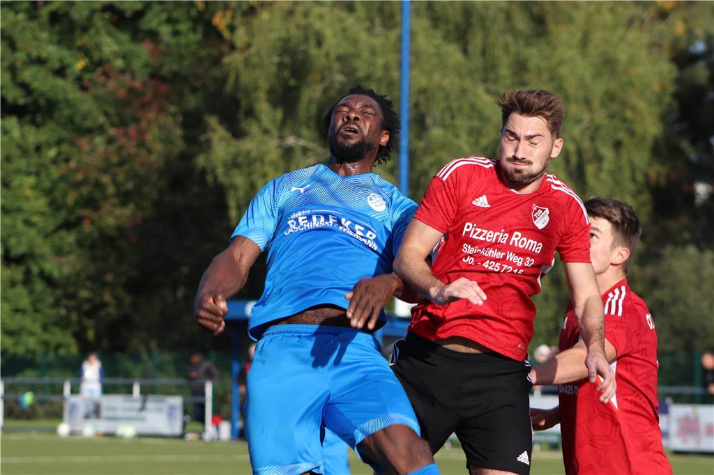 Joel Razanica über die Kopfballungeheuer in Lünen Issaka Aruna von BW Alstedde im Kopfballduell.
