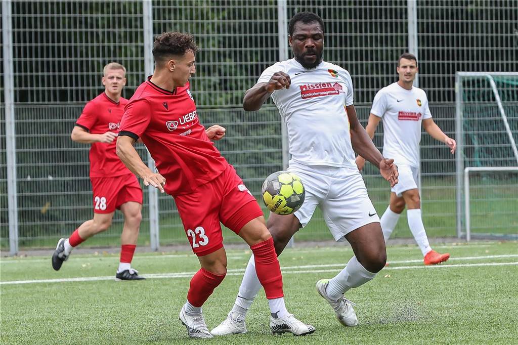 SG Gahmen stellt ersten Neuzugang vor: Issaka Aruna kommt vom FC Roj Issaka Aruna im Zweikampf.