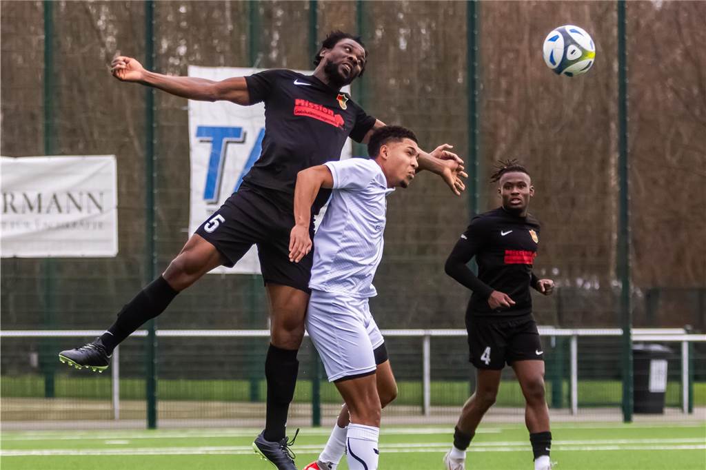 Roj-Innenverteidiger blickt in die Landesliga: Neue Position bringt Spitzenreiter Bestwert Issaka Aruna will mit dem FC Roj in die Landesliga.
