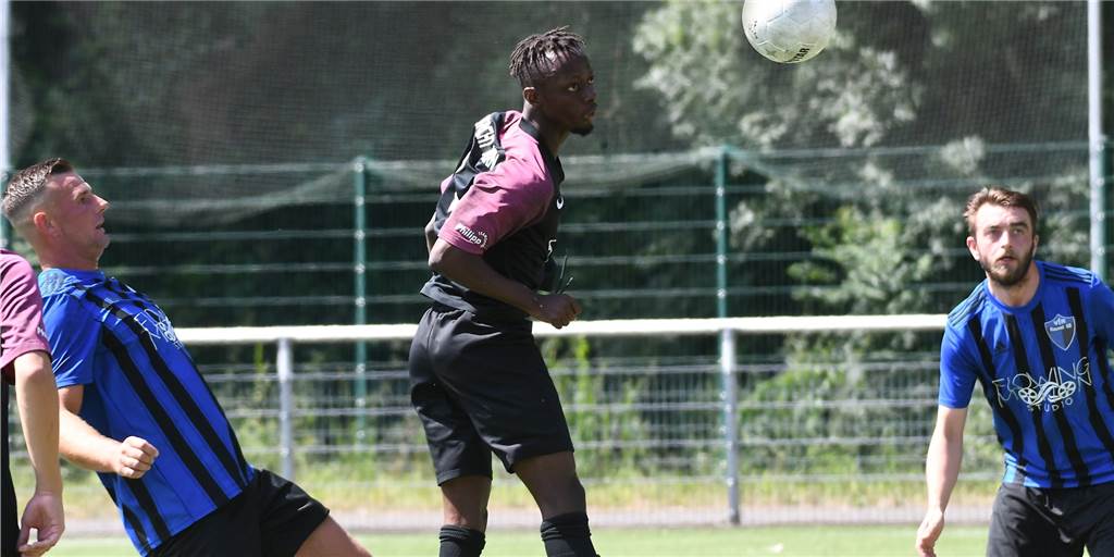 Stadtmeisterschaft: Ein Dutzend Tore fallen bei Duell von Eintracht Ickern mit VfR Rauxel Issam Junior Camara (M) traf für Eintracht Ickern gegen den VfR Rauxel dreimal.