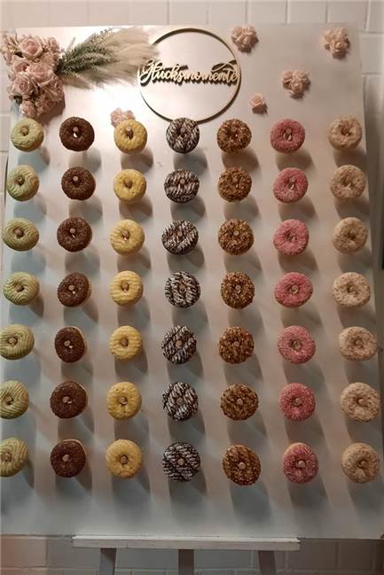 Mit Foodtruck und Burger-Förderturm: Die Familie Kreuger rockt die Gastro-Szene Donuts hängen an einer Wand beim Buffet des Familienbetriebs Kreuger