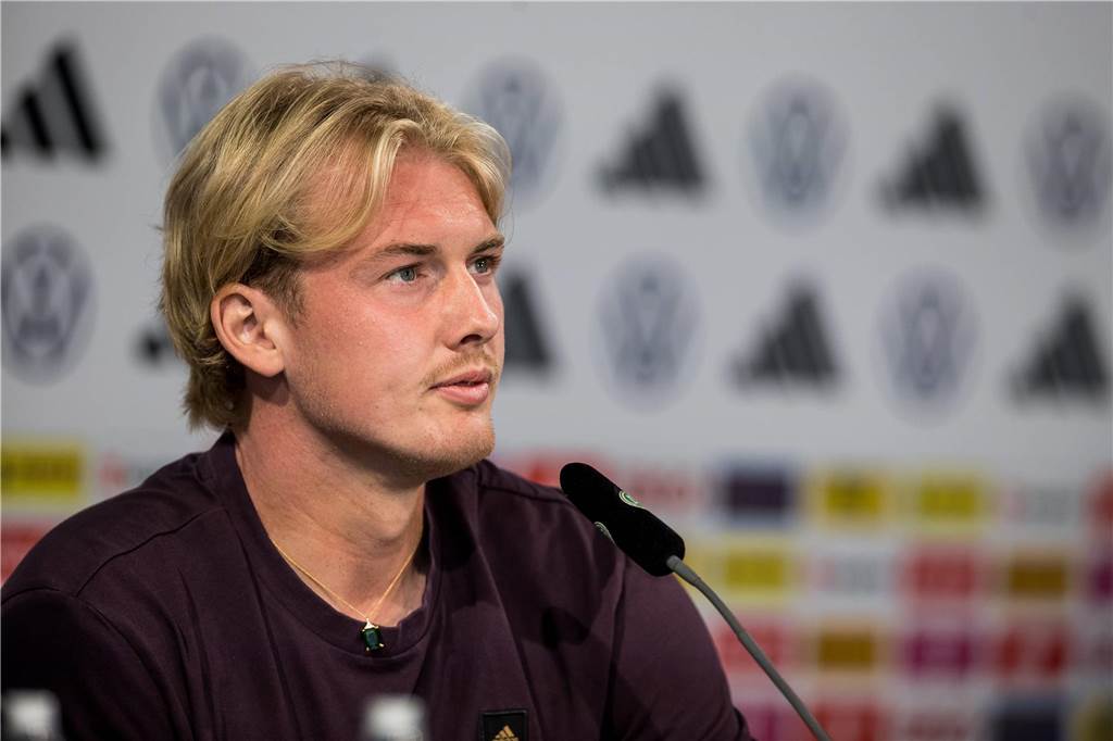 Exklusiv: Julian Brandt spricht Klartext: „Wenn die Südtribüne so laut pfeift, stimmt etwas nicht“ Julian Brandt bei einer Pressekonferenz.