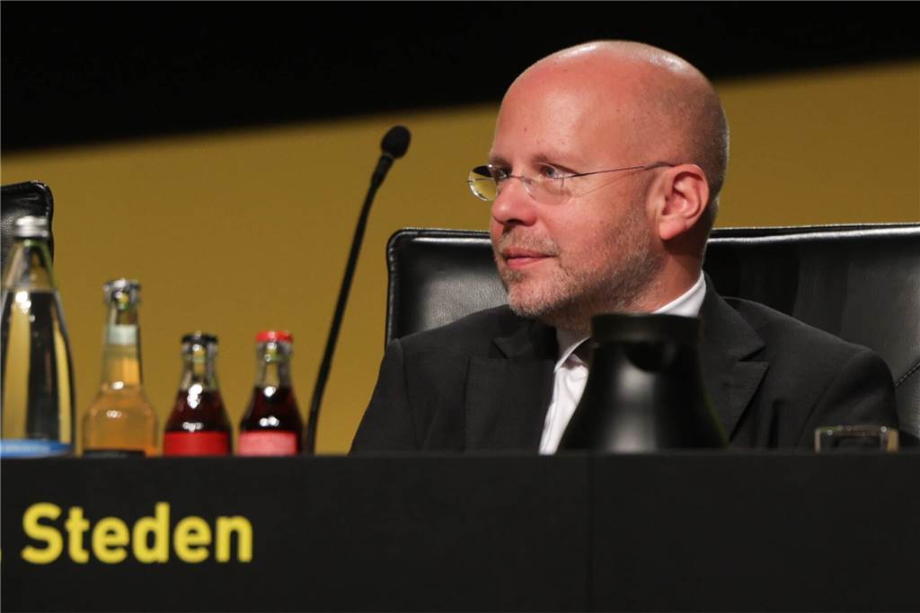 „Deutlich an Einfluss gewonnen“: So umfassend ist das BVB-Netzwerk in der Fußball-Welt Dr. Robin Steden blickt nach rechts.